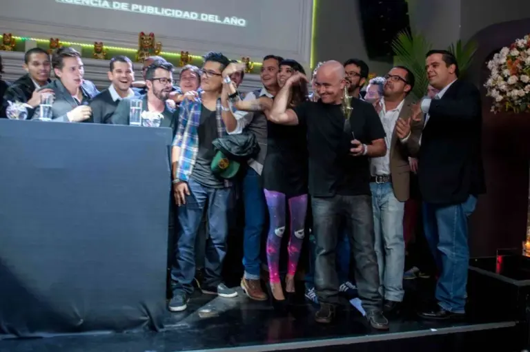Equipo celebrando el premio Agencia de Publicidad del Año